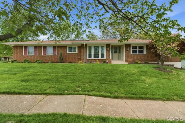 $409,900 | 820 Posthorn Drive, Manchester, MO 63021