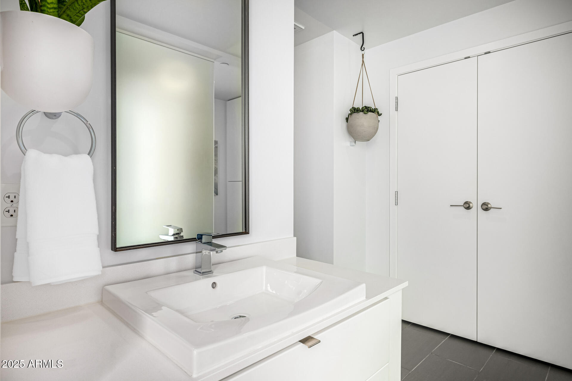 200 West Portland Street, Unit 827 Phoenix, AZ 85003 - Photo 26 of 111 a bathroom with a sink and mirror