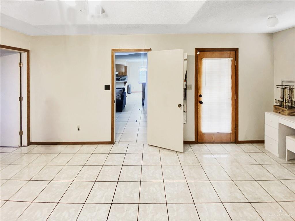 483 Whalen Road San Benito, TX 78586 - Photo 7 of 10 a view of a livingroom with an empty space and a sink