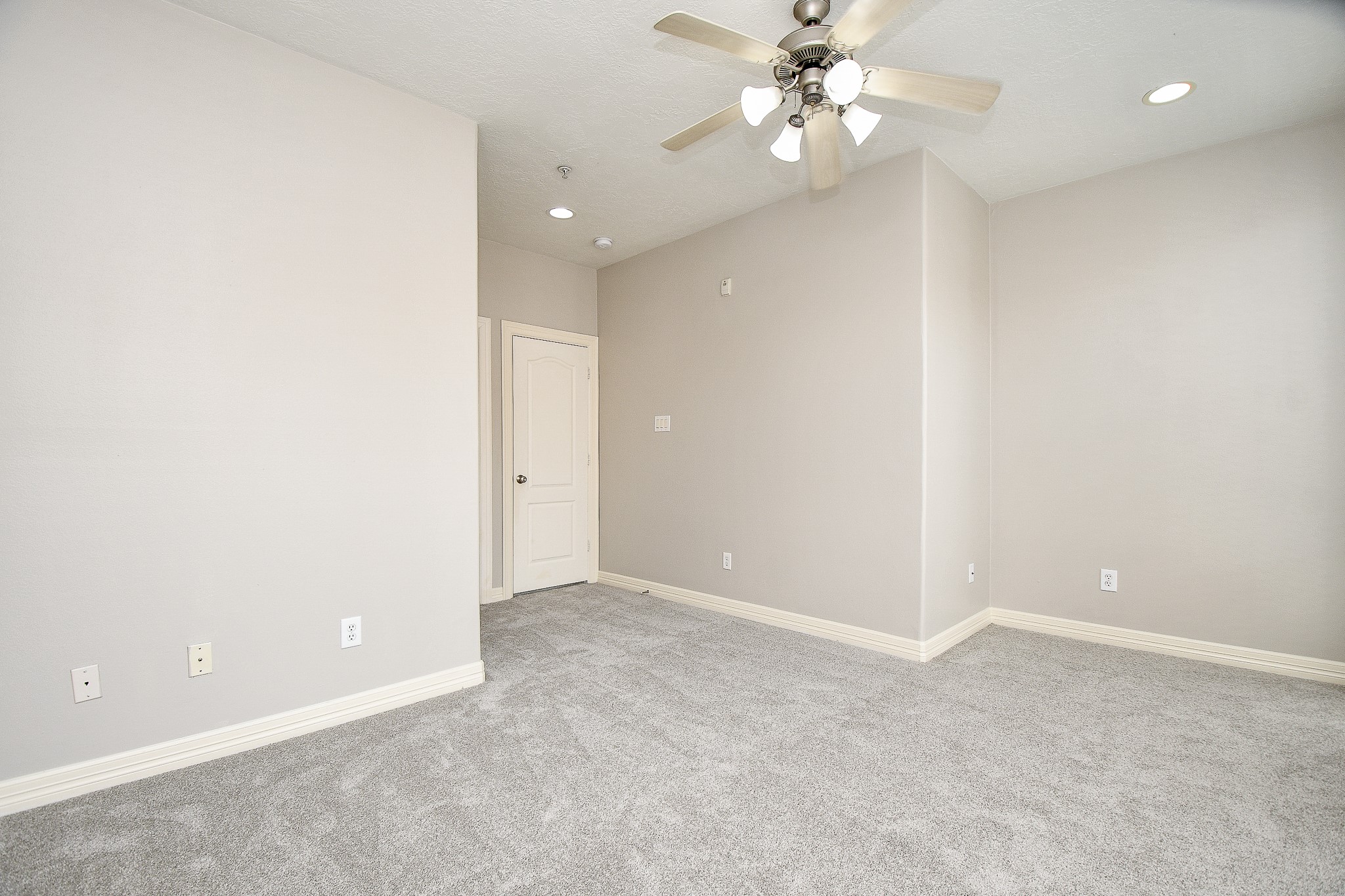 118 McGowen Street, Unit K Houston, TX 77006 - Photo 19 of 32 Brand new carpet and recently painted primary bedroom with high ceilings, floors to ceiling windows and little work nook for work desk