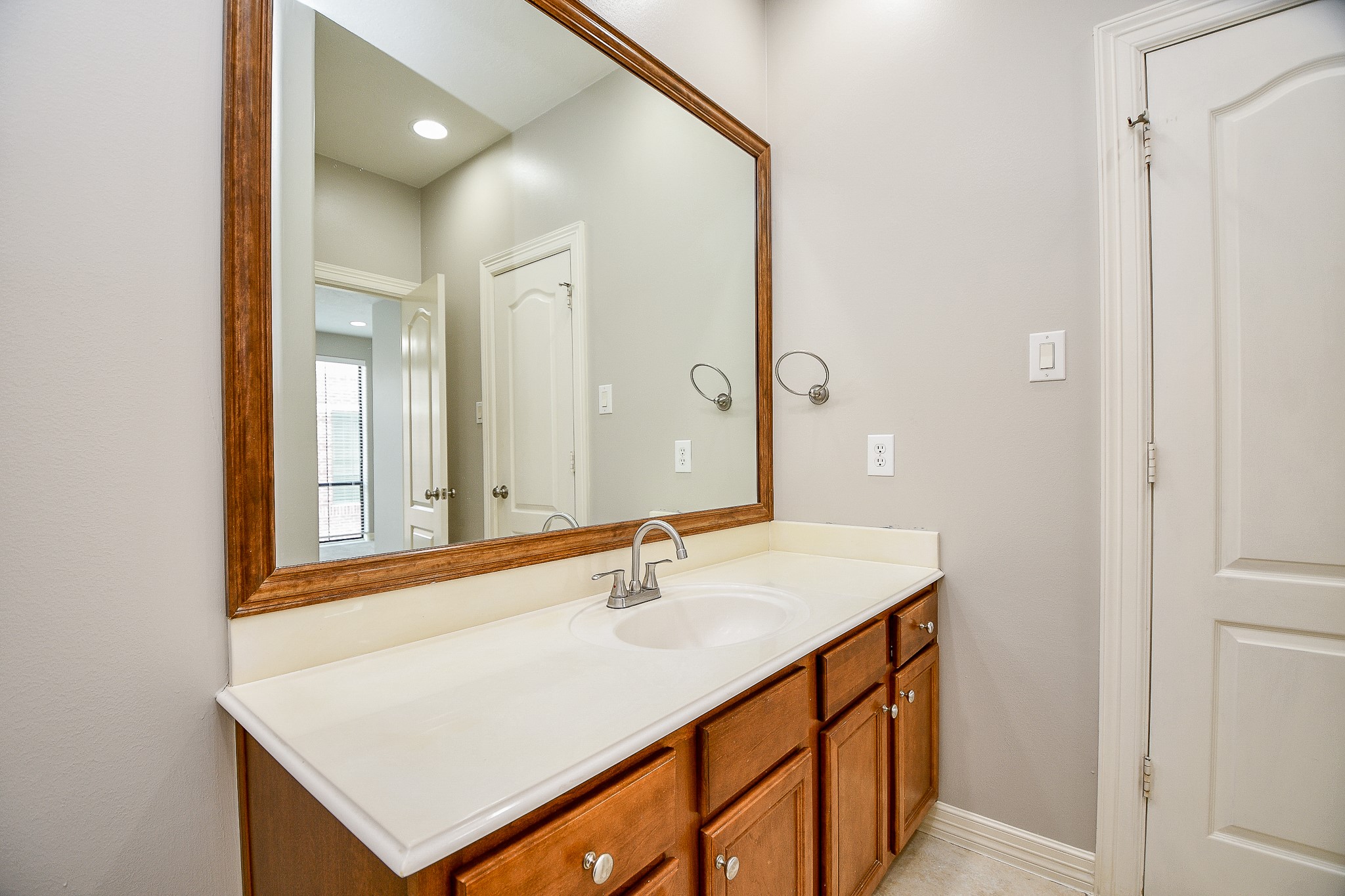 118 McGowen Street, Unit K Houston, TX 77006 - Photo 22 of 32 Primary bathroom with ample vanity counter pace and soaking tub