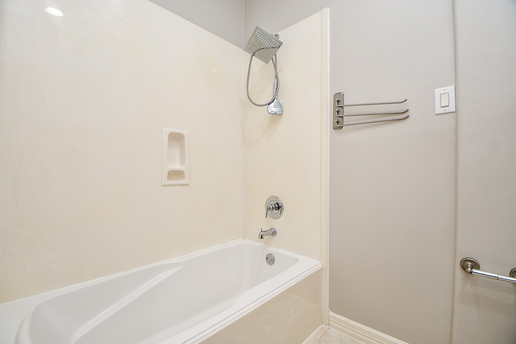 118 McGowen Street, Unit K Houston, TX 77006 - Photo 23 of 32 Primary bathroom with ample vanity counter pace and soaking tub
