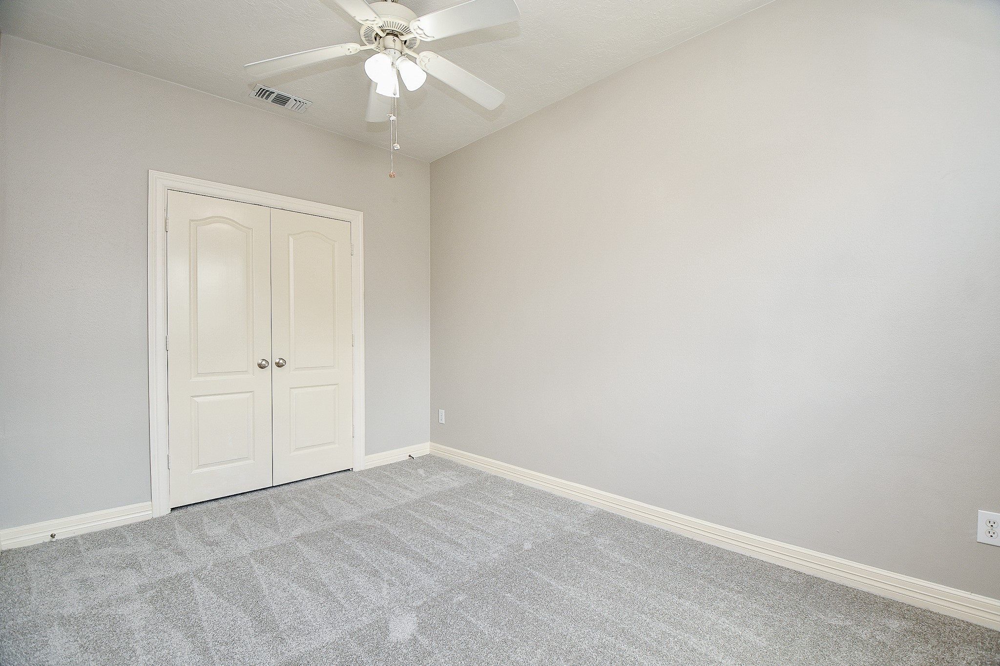 118 McGowen Street, Unit K Houston, TX 77006 - Photo 25 of 32 Secondary bedroom recently painted heigh ceilings new carpet and deep closet