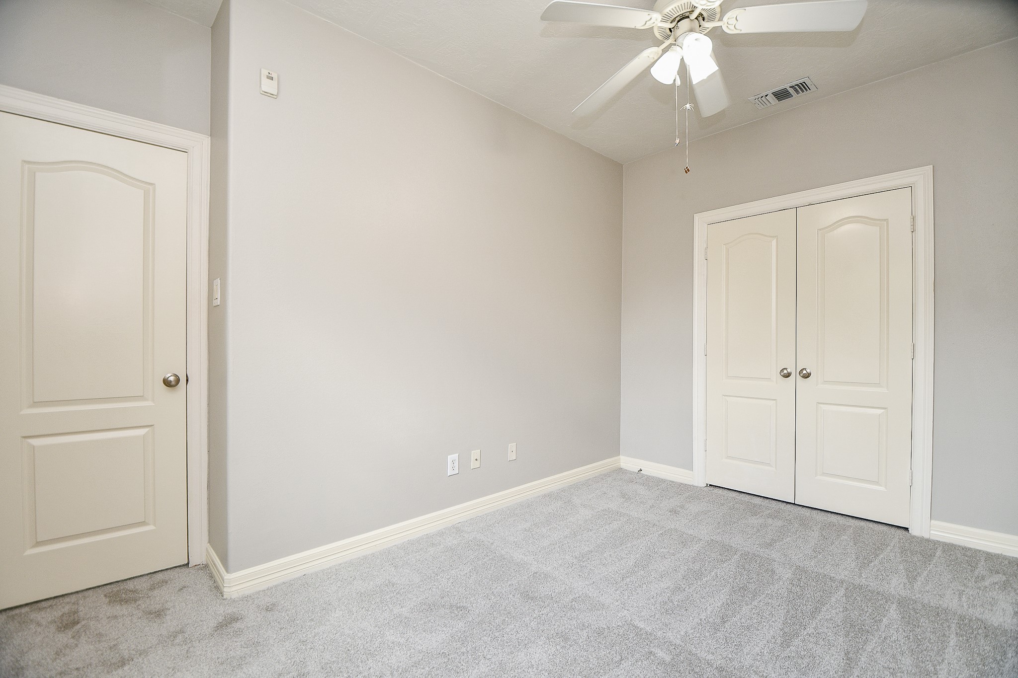 118 McGowen Street, Unit K Houston, TX 77006 - Photo 26 of 32 Secondary bedroom recently painted heigh ceilings new carpet and deep closet
