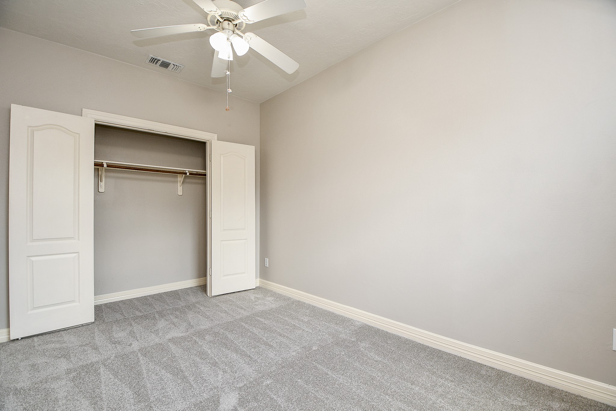 118 McGowen Street, Unit K Houston, TX 77006 - Photo 27 of 32 Secondary bedroom recently painted heigh ceilings new carpet and deep closet
