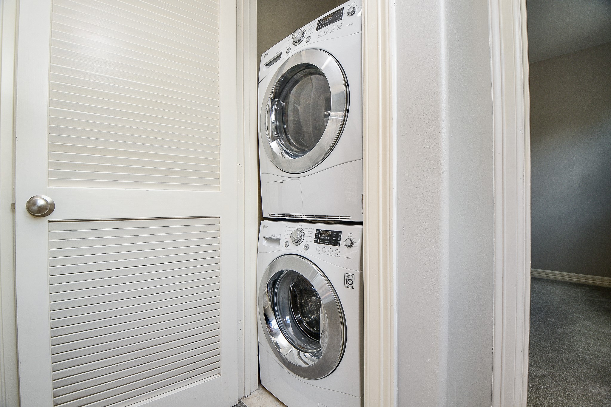 118 McGowen Street, Unit K Houston, TX 77006 - Photo 28 of 32 Washer and Dryer comes with the proeprty