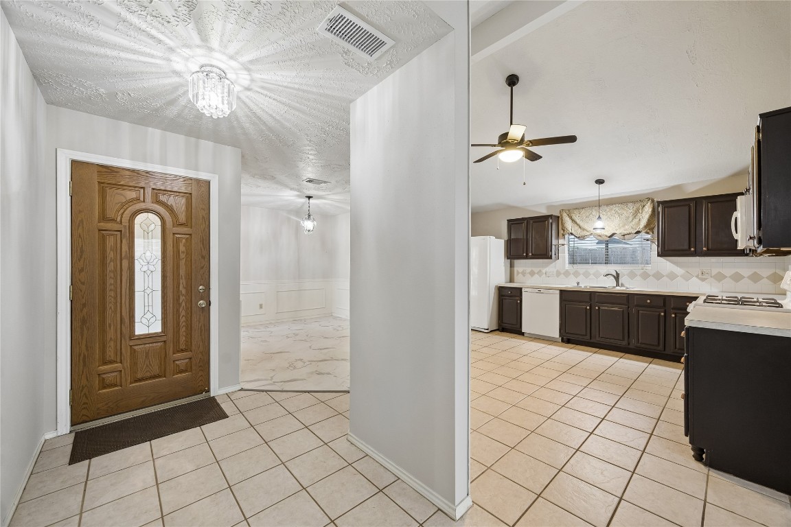 24919 Bovington Drive Spring, TX 77389 - Photo 9 of 21 entryway