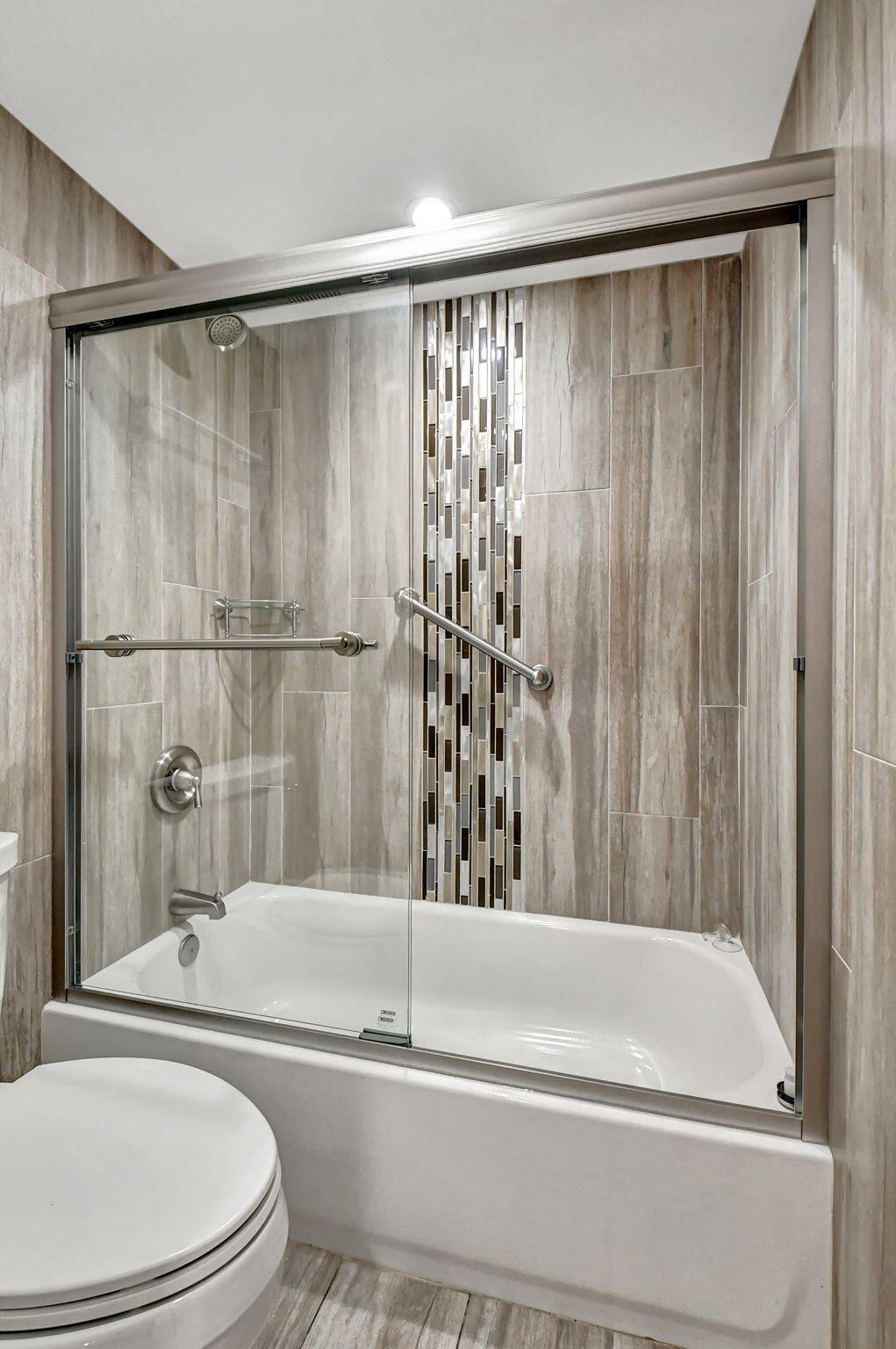 73 Capri B, Unit 73 Delray Beach, FL 33484 - Photo 25 of 93 Guest Bath/ Glass enclosed shower