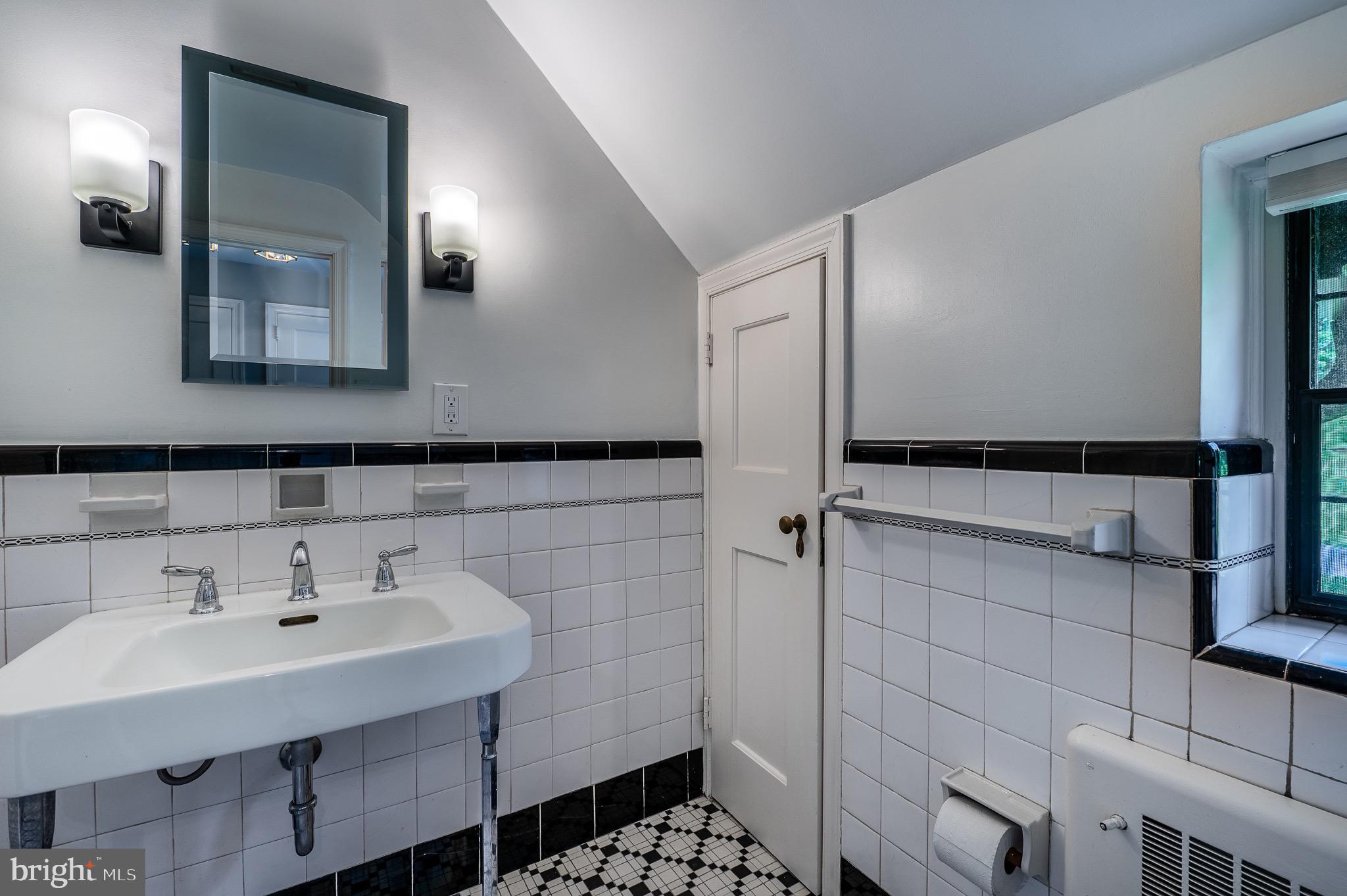 105 Stratford Road Wallingford, PA 19086 - Photo 24 of 40 Primary Bath