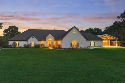 a view of house with garden