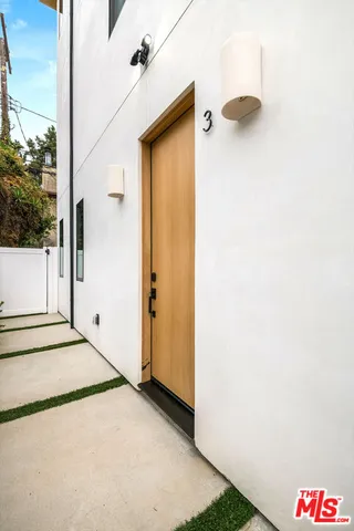 $3,999 | 5321 Ben Avenue, Unit 3, Valley Village, CA 91607