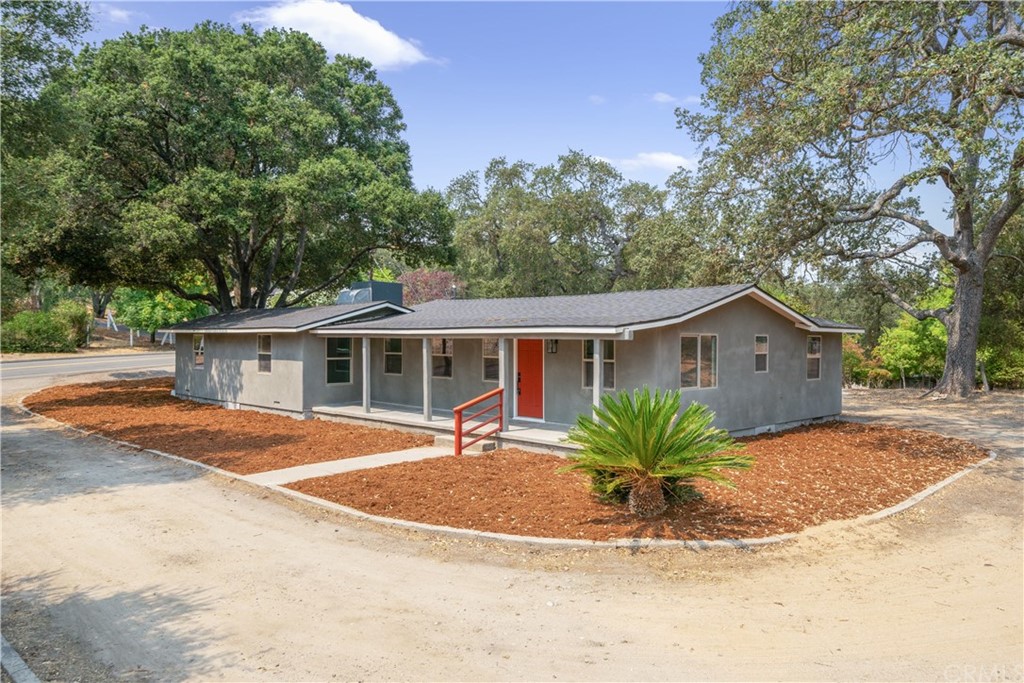 a view of a house with a backyard
