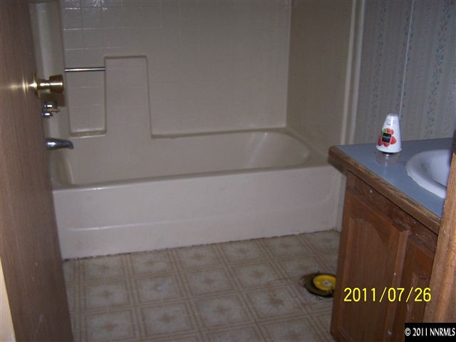 17255 Waxwing Street Reno, NV 89508 - Photo 6 of 13 a bathroom with a bathtub