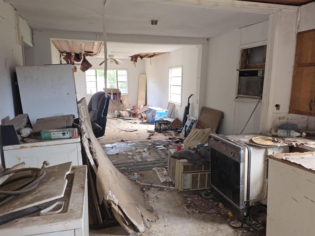 901 East Sears Street Denison, TX 75021 - Photo 12 of 14 Kitchen featuring a ceiling fan and washer / dryer