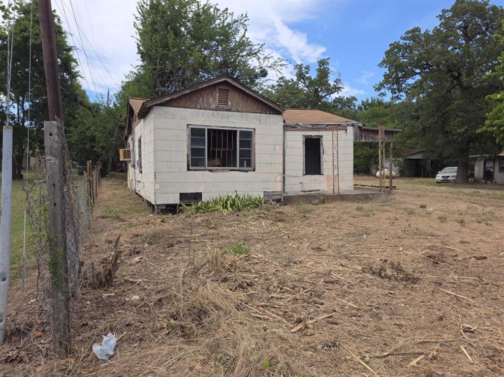 901 East Sears Street Denison, TX 75021 - Photo 5 of 14 View of front of property