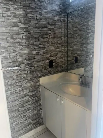 $2,000 | 8031 Northwest 8th Street, Unit 14, Miami, FL 33126