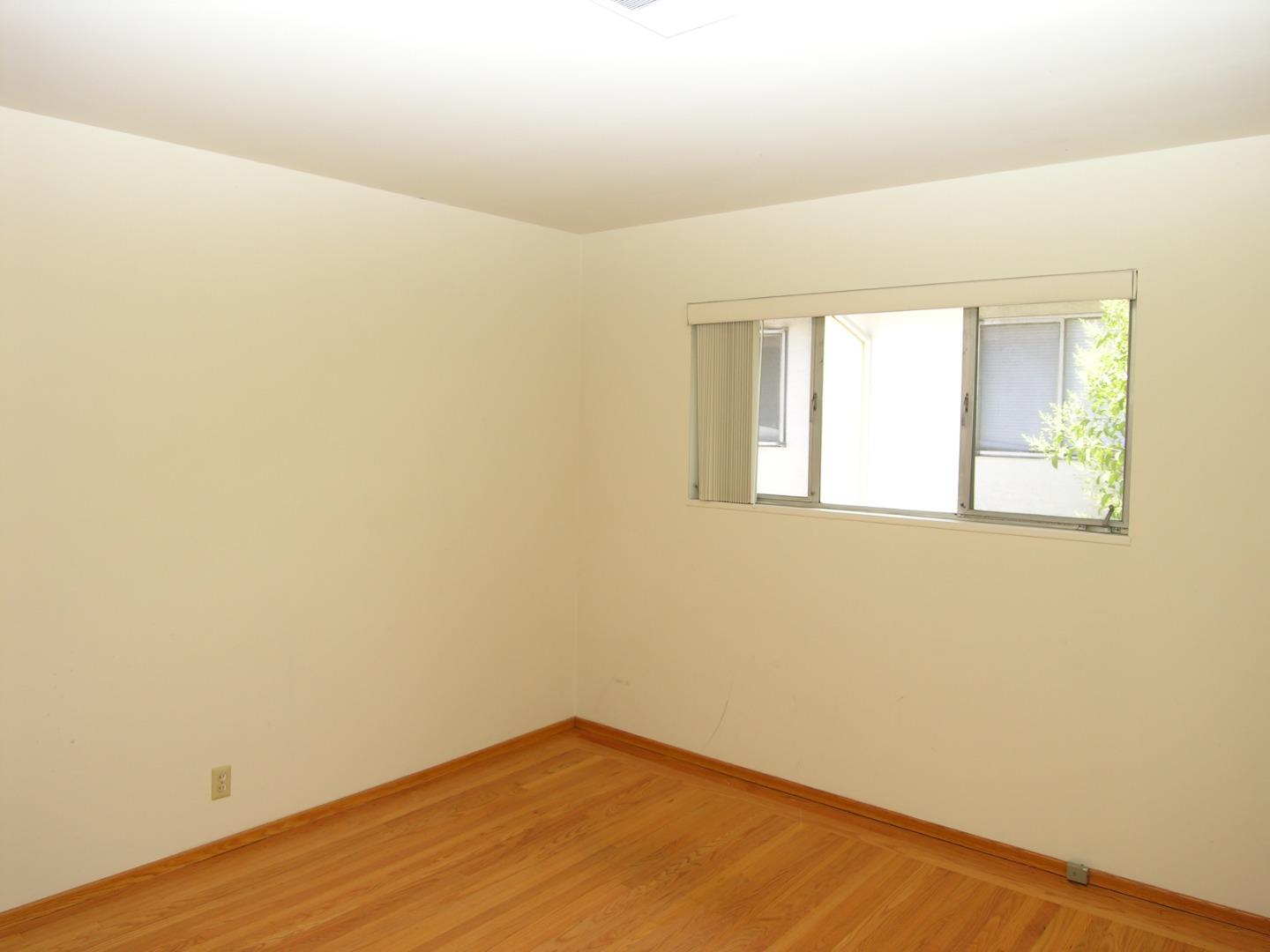751 Roble Avenue Menlo Park, CA 94025 - Photo 28 of 41 an empty room with a window