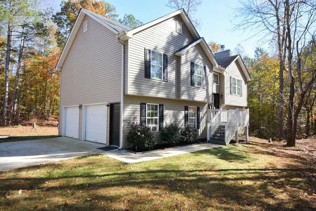 a view of a house with a yard