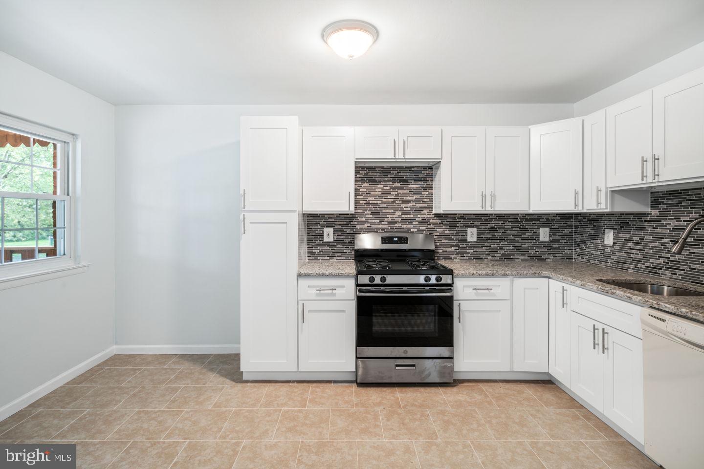 12334 Wyndom Road Philadelphia, PA 19154 - Photo 14 of 29 Counters, backsplash and flooring here too