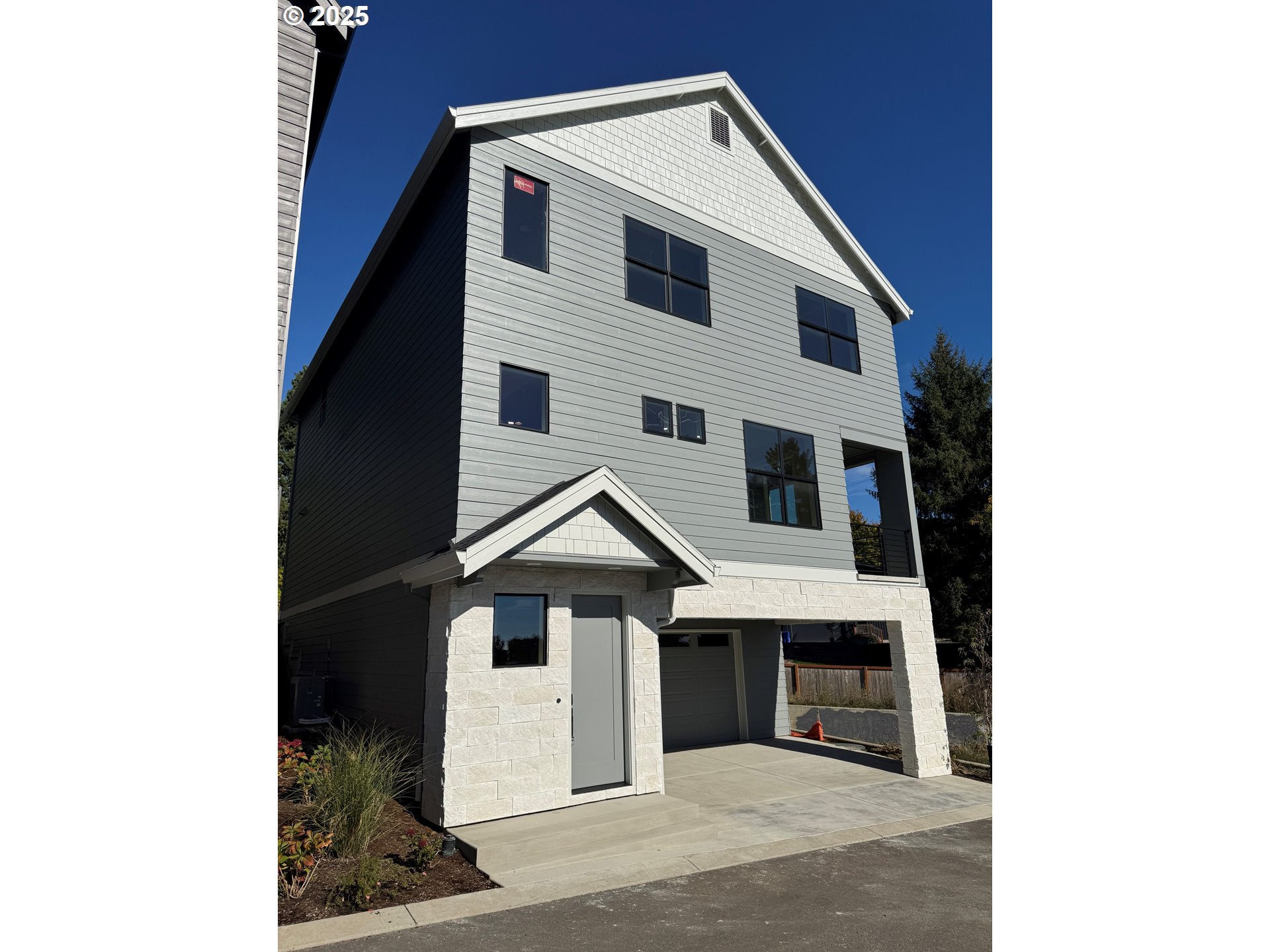 6028 Southwest 18th Drive Portland, OR 97239 - Photo 2 of 27