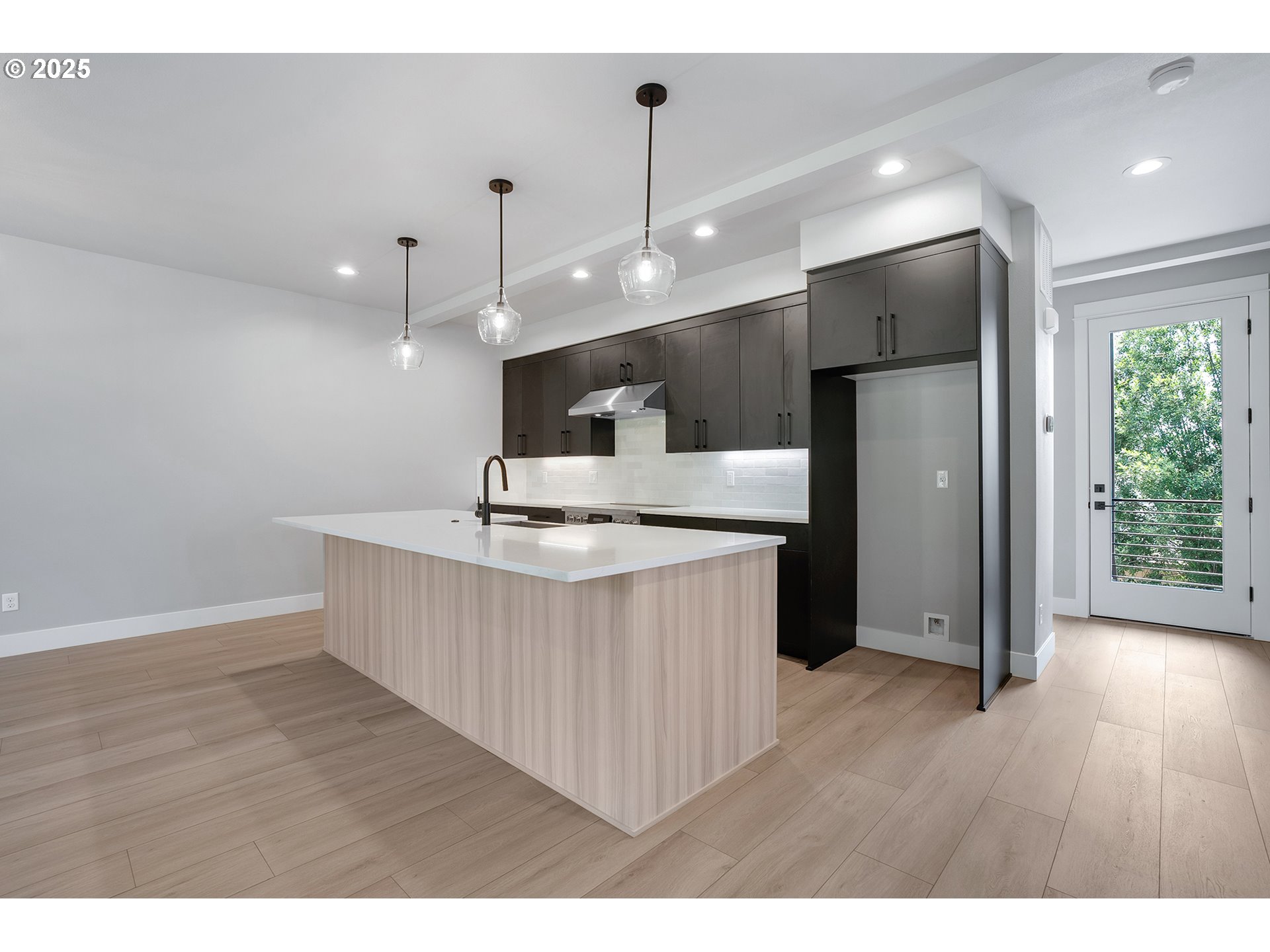 6028 Southwest 18th Drive Portland, OR 97239 - Photo 3 of 27