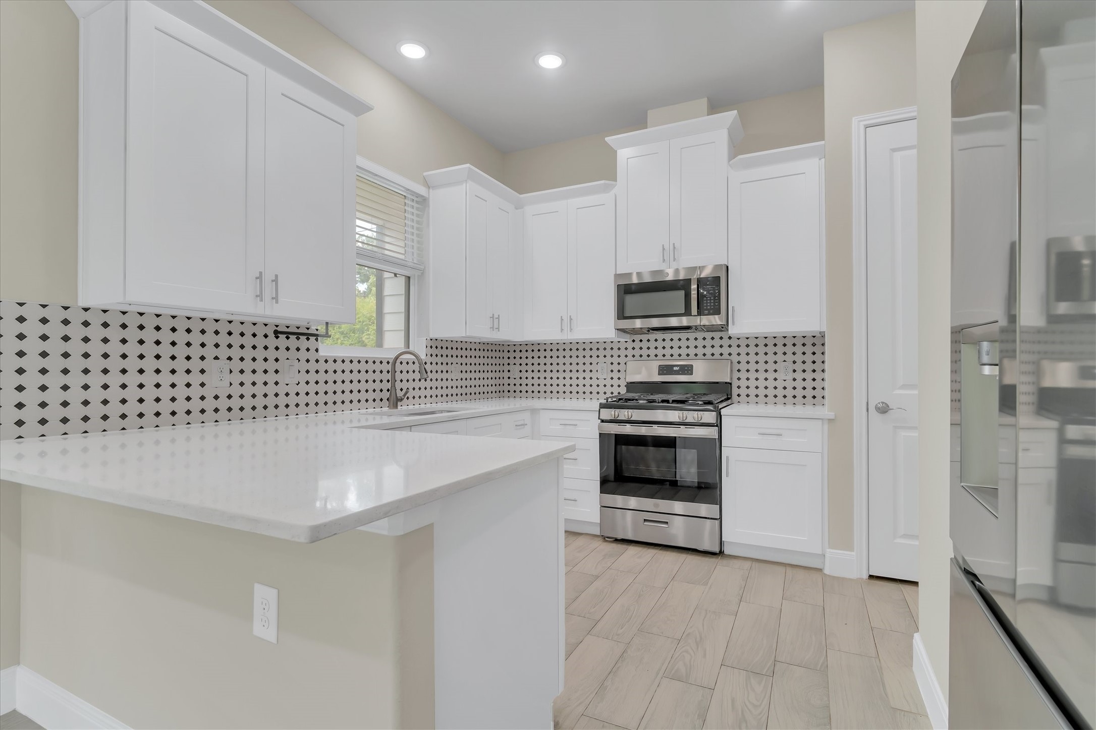 8318 Sunnyhill Street Houston, TX 77088 - Photo 8 of 33