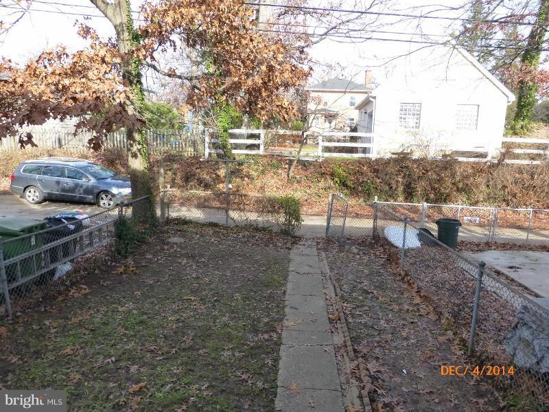 832 Benninghaus Road Baltimore, MD 21212 - Photo 3 of 14 a view of a yard and front view of a house