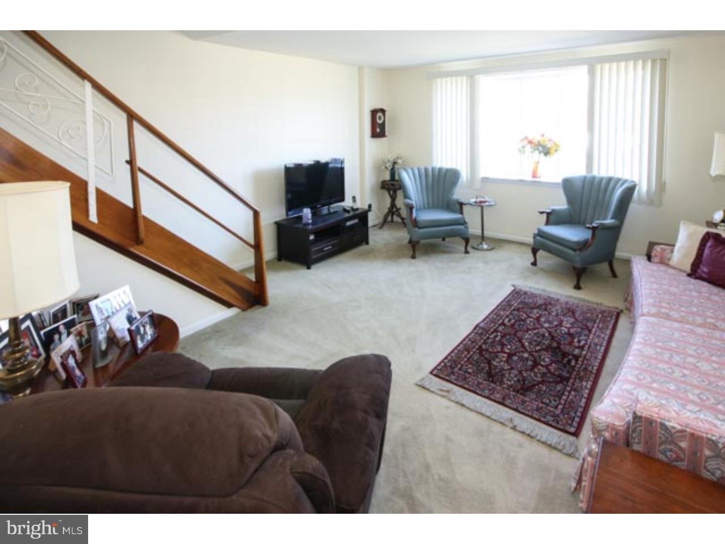 3840 Kirkwood Road Philadelphia, PA 19114 - Photo 5 of 25 Living Room