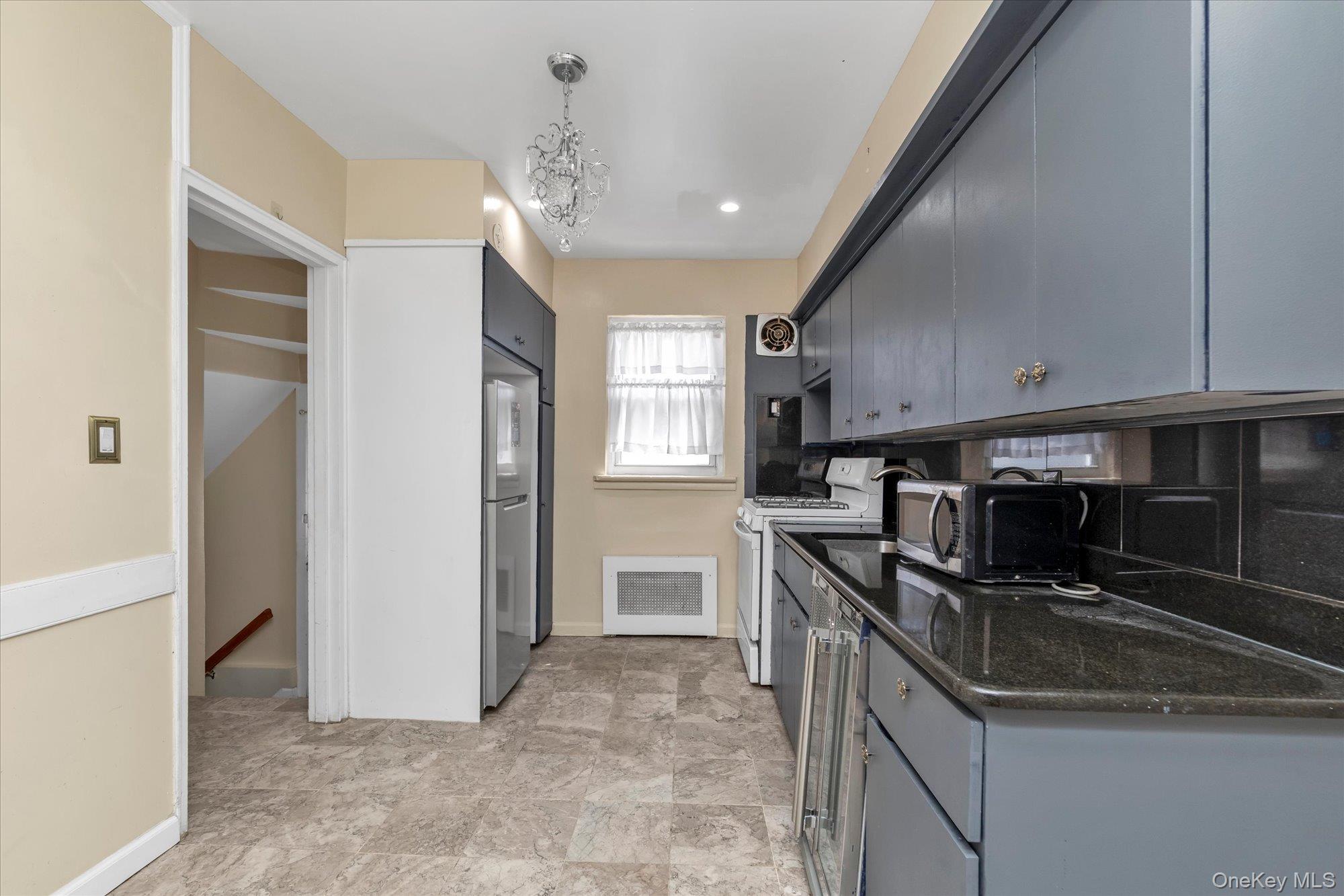 112 Ann Street Valley Stream, NY 11580 - Photo 9 of 23