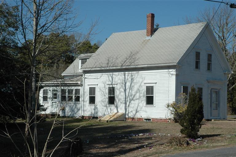 142 Shore Road Bourne, MA 02532 - Photo 6 of 35 a front view of a house with a garden