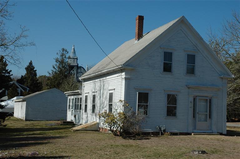 142 Shore Road Bourne, MA 02532 - Photo 7 of 35 a front view of a house with a garden