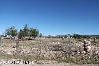 180 West Antelope Run Road Paulden, AZ 86334 - Photo 2 of 11 a view of a yard
