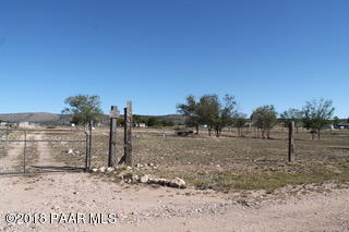 180 West Antelope Run Road Paulden, AZ 86334 - Photo 5 of 11 a view of a dry yard with lots of green space