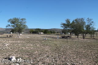 180 West Antelope Run Road Paulden, AZ 86334 - Photo 7 of 11 a view of a yard with a tree