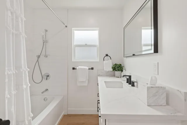 a view of a house with backyard and garden