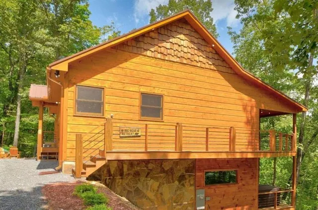 a view of a house with backyard