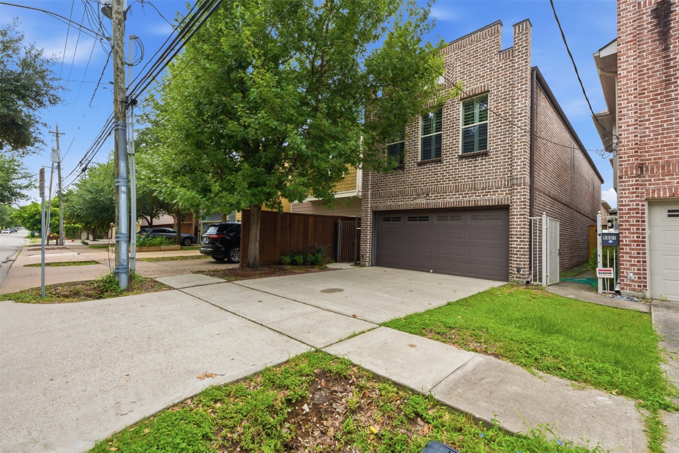 5929 Kansas Street Houston, TX 77007 - Photo 2 of 30 Private driveway