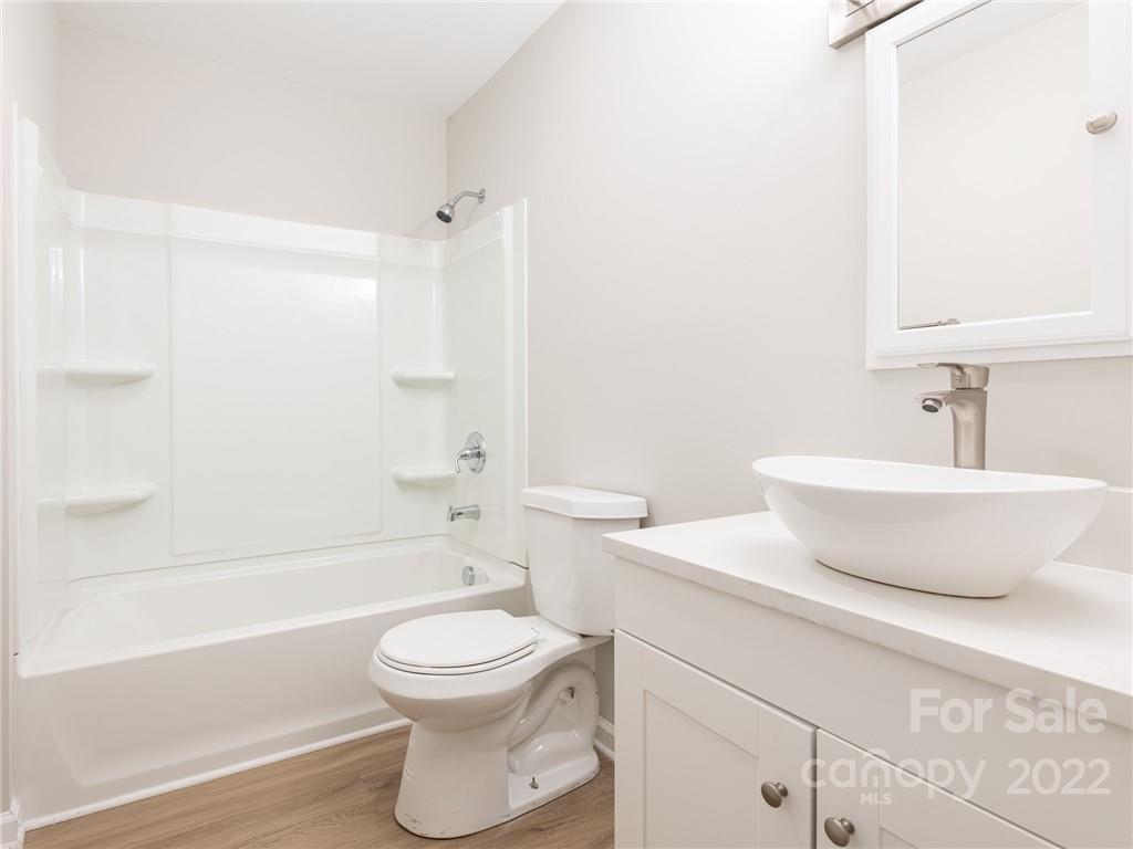 826 McAlway Road Charlotte, NC 28211 - Photo 23 of 30 a bathroom with a toilet a sink and bathtub