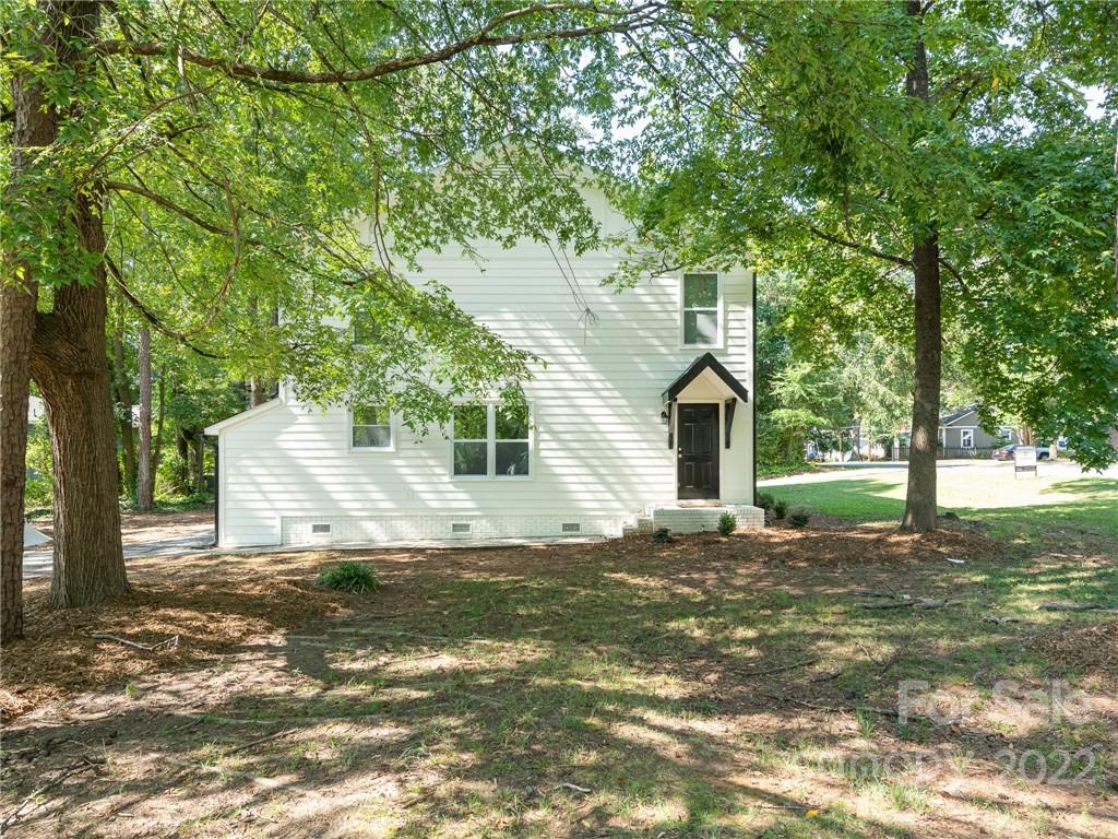 826 McAlway Road Charlotte, NC 28211 - Photo 4 of 30 a backyard of a house with table and chairs