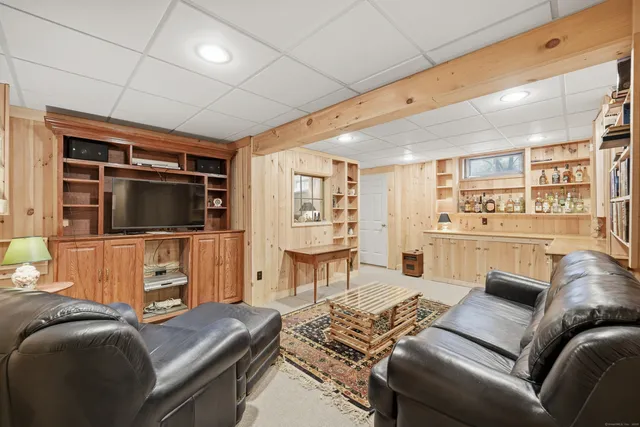 $629,900 | 20 Greendale Drive, Suffield, CT 06078