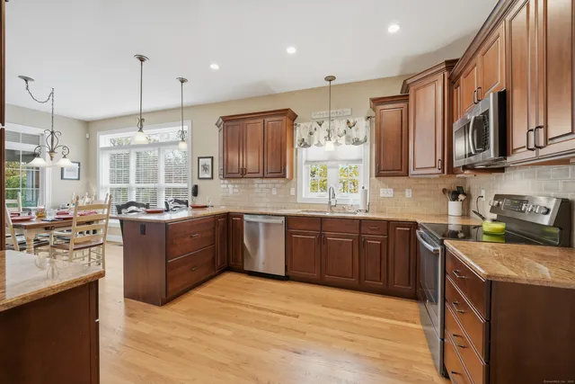 $629,900 | 20 Greendale Drive, Suffield, CT 06078