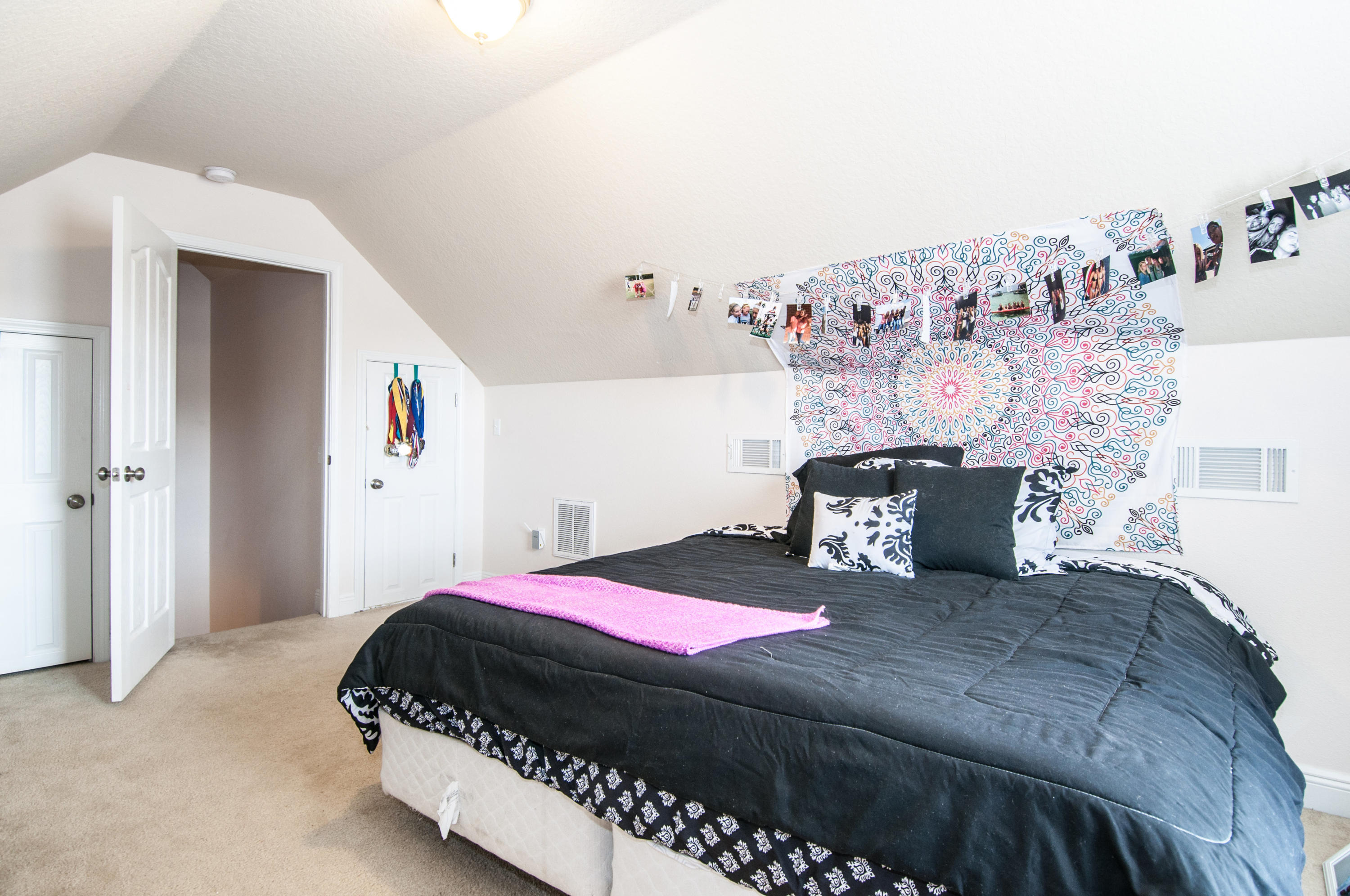 93 Mango Lane Freeport, FL 32439 - Photo 25 of 45 a bedroom with a bed and wall painting