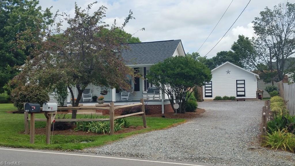 140 Frye Bridge Road Clemmons, NC 27012 - Photo 3 of 22 Wide driveway gives family and friends room to park!