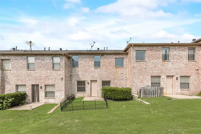 a view of an house with a yard