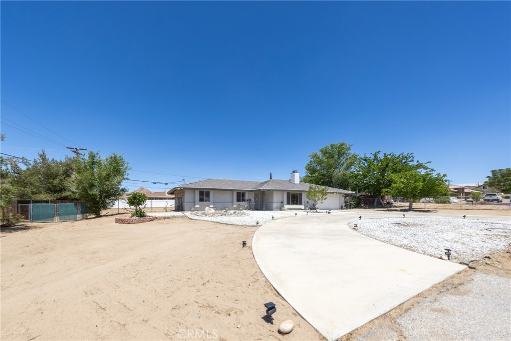 19388 Corwin Road Apple Valley, CA 92307 - Photo 3 of 36 Circular driveway