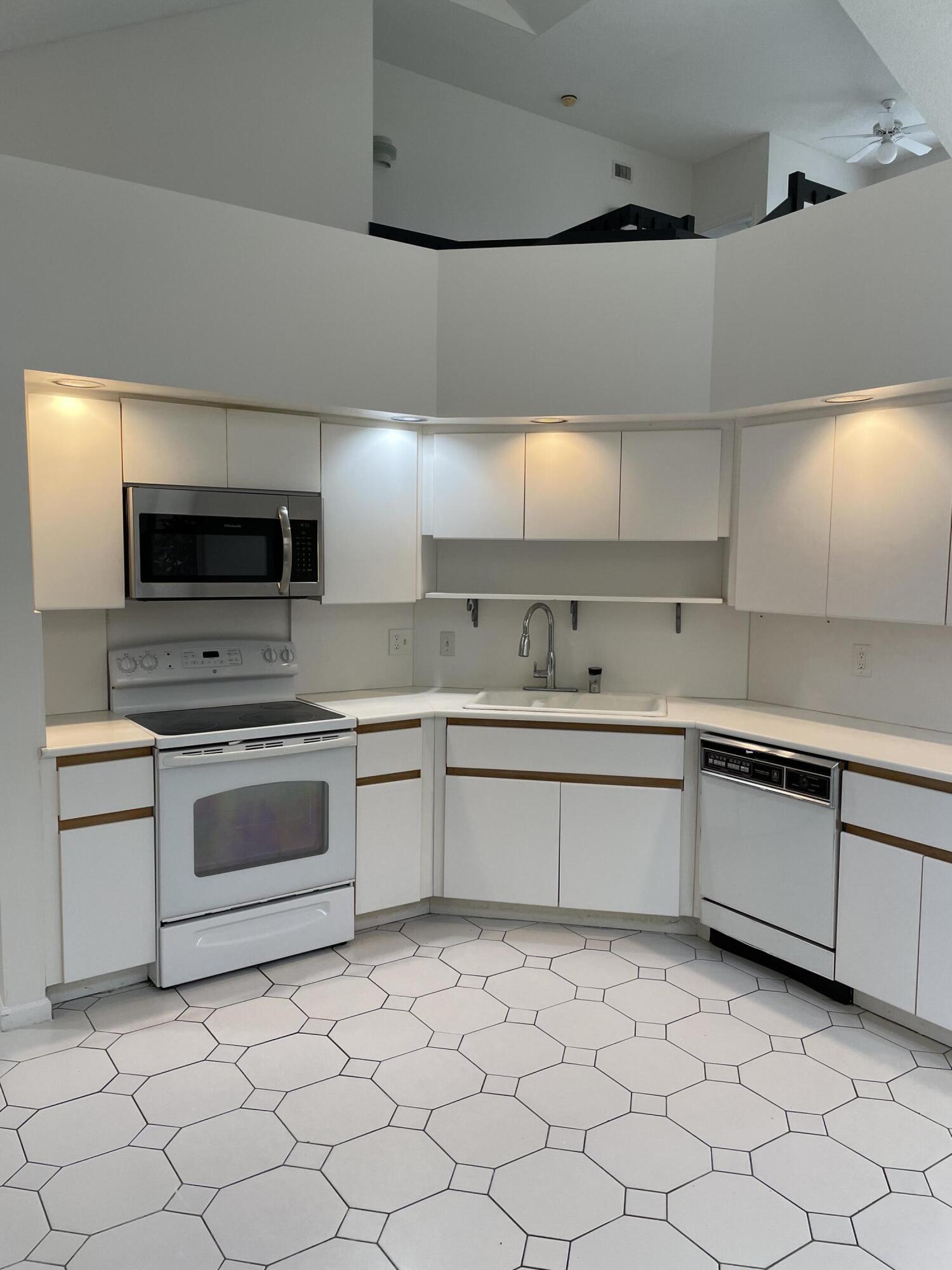 23441 Butterfly Palm Court Boca Raton, FL 33433 - Photo 13 of 31 kitchen