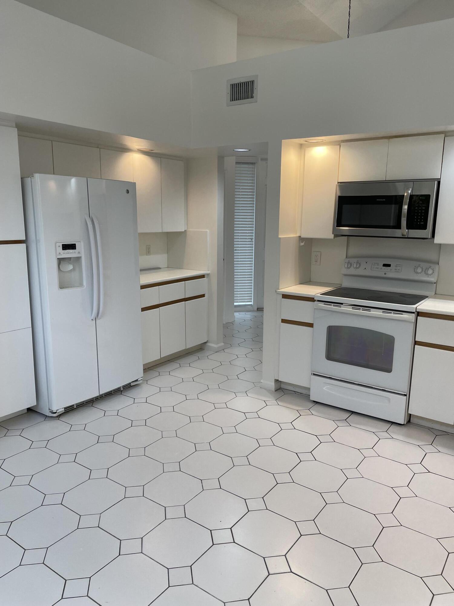 23441 Butterfly Palm Court Boca Raton, FL 33433 - Photo 15 of 31 kitchen