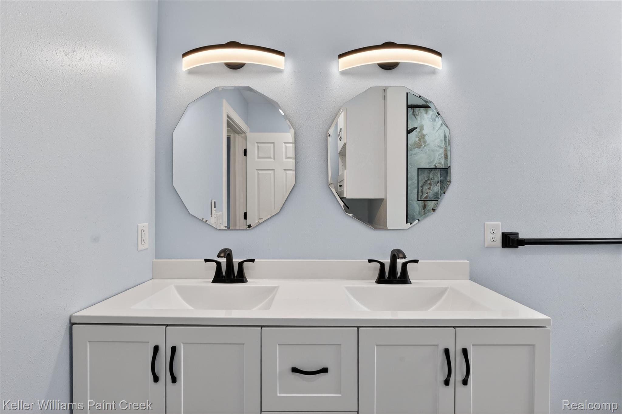 2942 Tatham Road Saginaw, MI 48601 - Photo 16 of 59 Full bathroom with double vanity