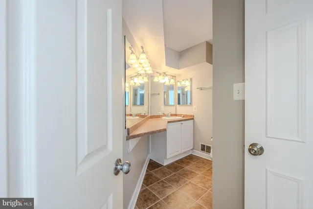 $725,000 | 3245 Kinross Circle, Herndon, VA 20171