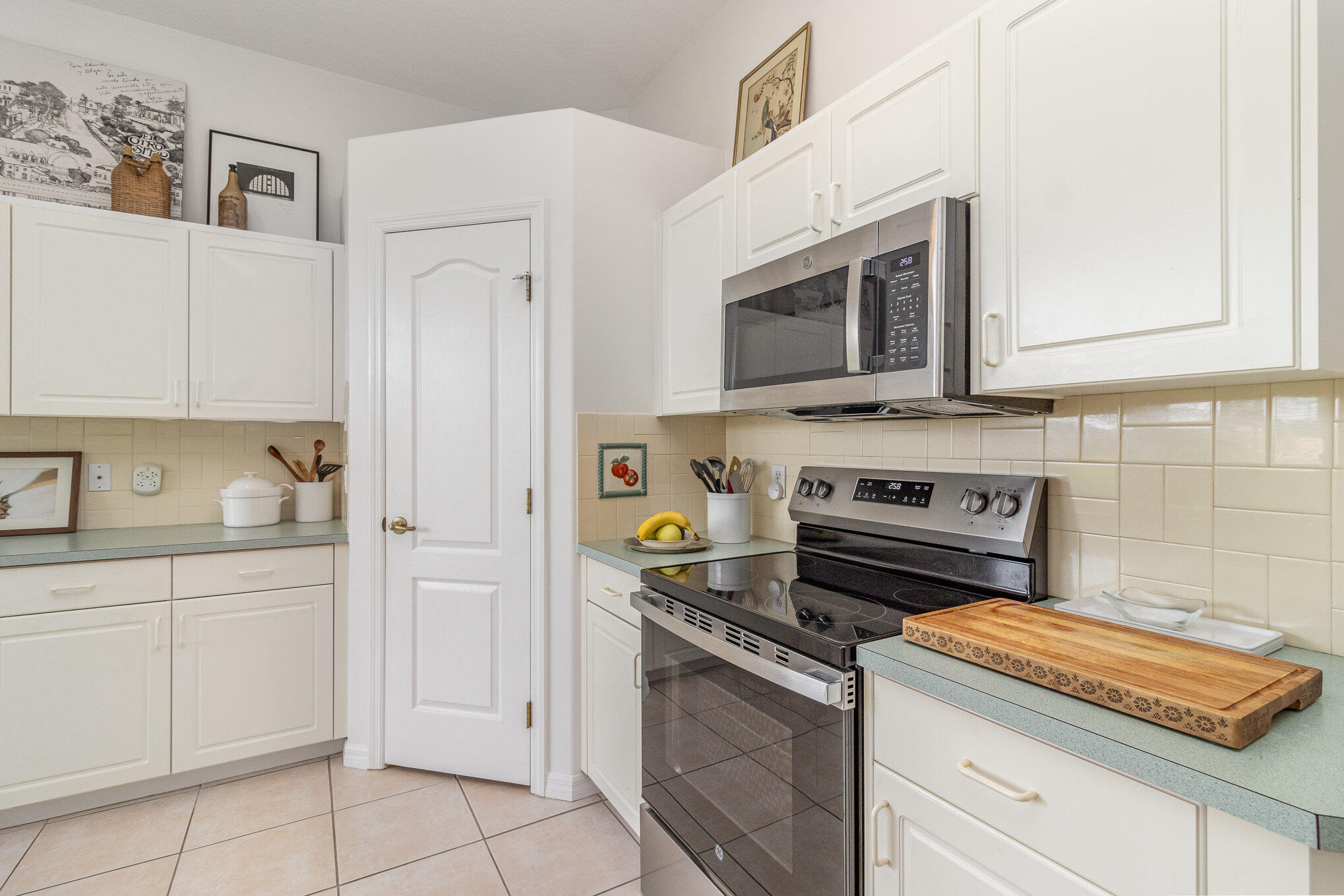 7951 Daventry Drive Melbourne, FL 32940 - Photo 5 of 46 a kitchen with cabinets and appliances